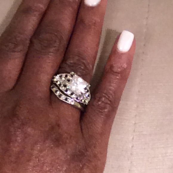 Ladies Wedding Ring Set! - Picture 5 of 9